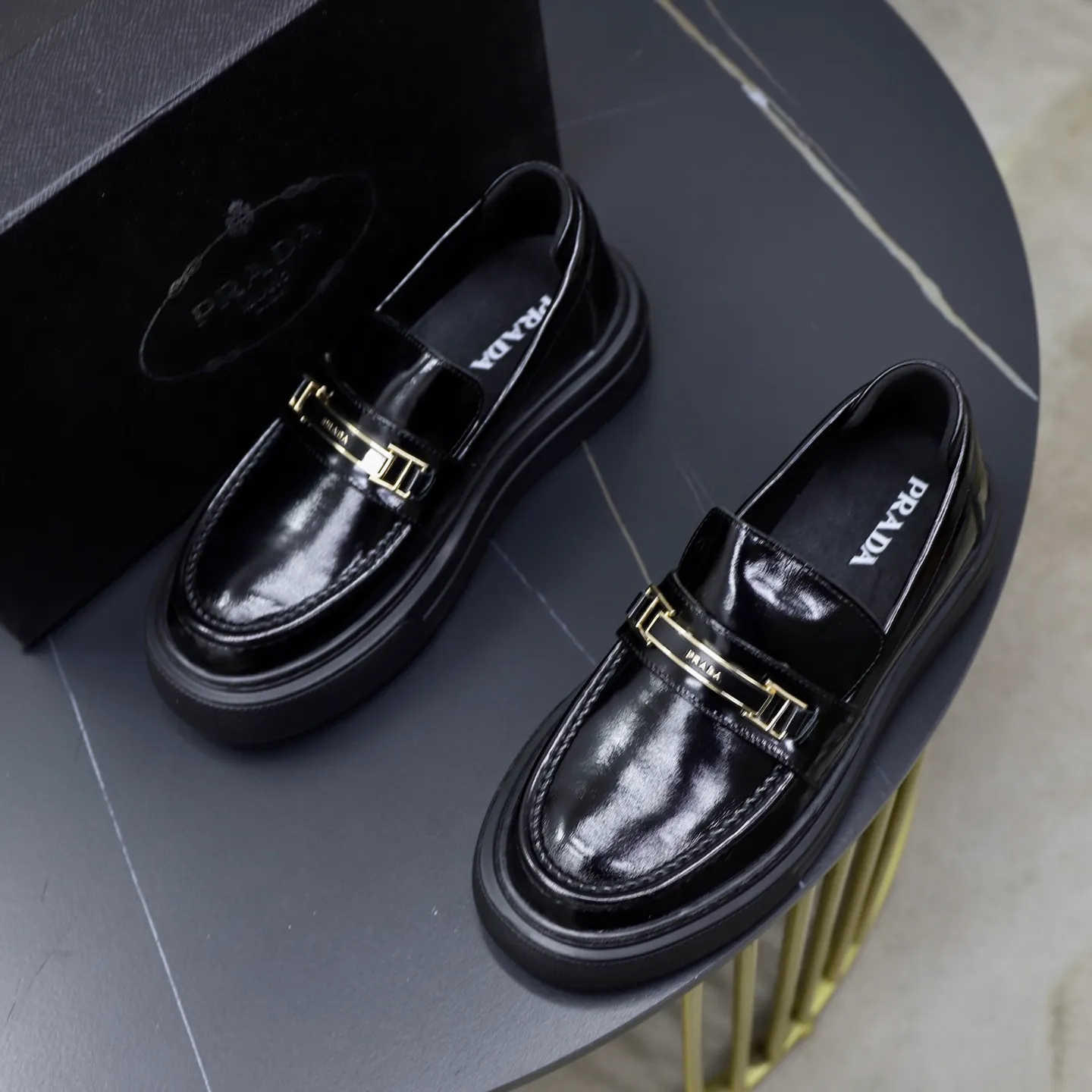 Ex-factory price: 500💰🙅‍♂️🙅‍♂️🙅‍♂️ Brand: PRADA Standard code: Men's code 38-44 (45 can be customized) Grade: Same style as the official website Original order quality Material: Original cowhide surface Comfortable lining Original outsole Style category: Men's fashionable casual leather shoes Distinguished big-name luxury elements Top luxury Color: Color of the actual picture